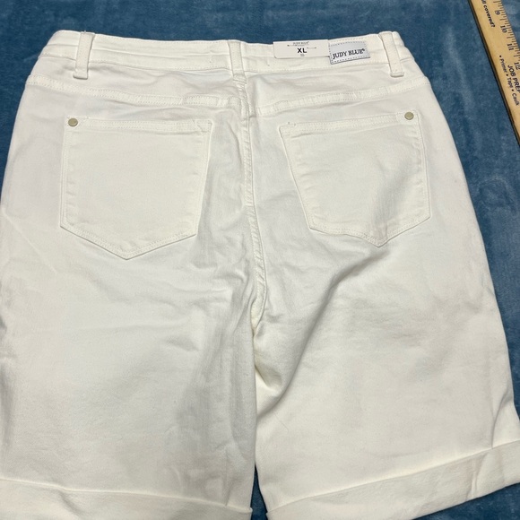 Judy Blue Women's Classic White Bermudas XL - Picture 4 of 7